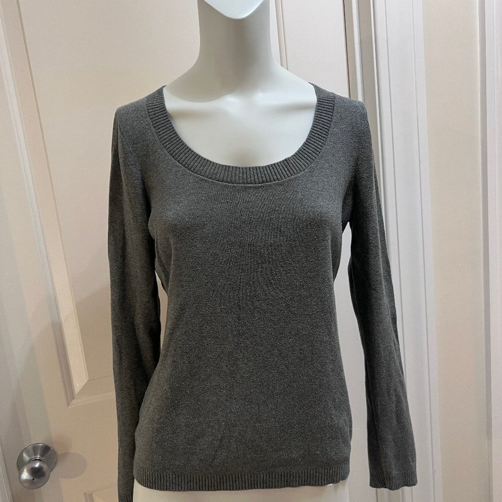 Ann Taylor LOFT Gray sweater Medium round neck long sleeve